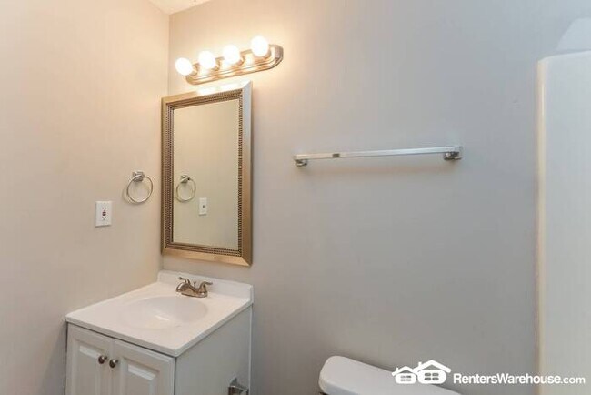 Building Photo - 5 BEDROOM 3 FULL BATH MULTI-LEVEL IN RIVER...
