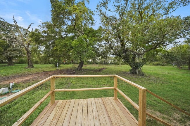 Building Photo - Charming 3-Bed, 2-Bath Retreat on Country Oaks Street, Brazoria!