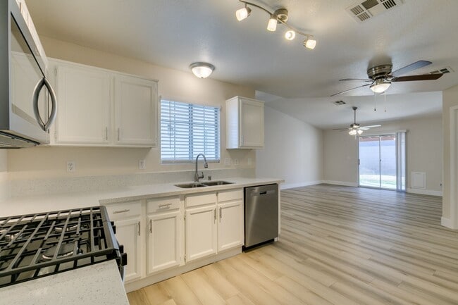 Building Photo - Charming 3-Bed, 2-Bath Single-Story Home i...