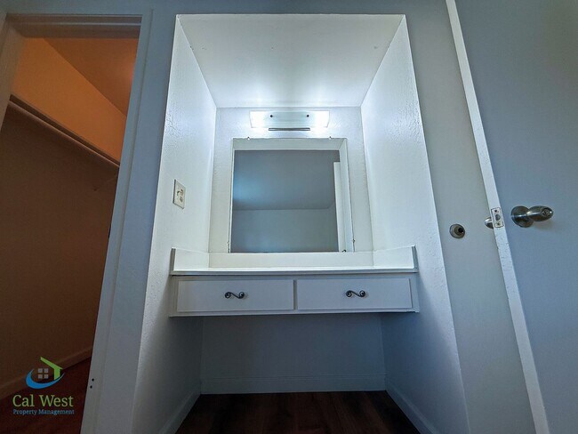 Building Photo - $2795 - 2 Bed/1 Bath Townhome in North San Jose-Near Lightrail