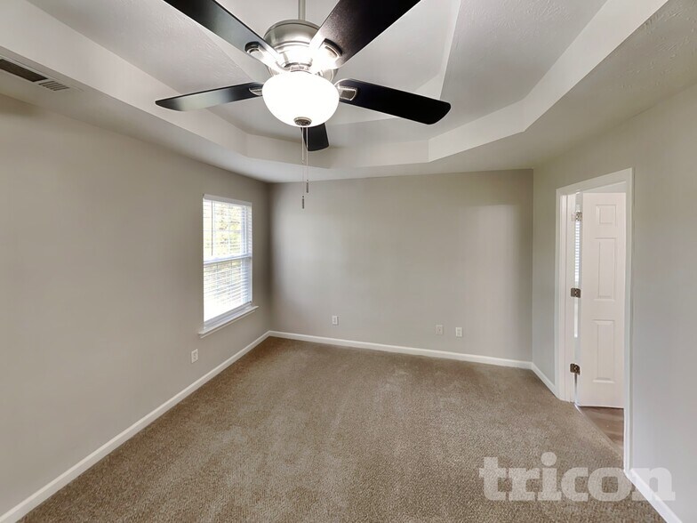 Building Photo - 701 St Charles Ave