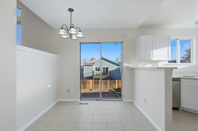 Building Photo - 3 bed 2 1/2 bath Split level home in Found...