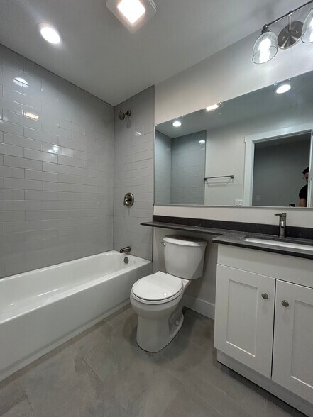 Building Photo - 696 Elm Pl