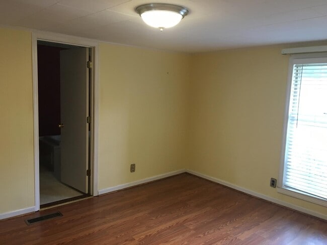 Building Photo - 17 Aiken Place Rd