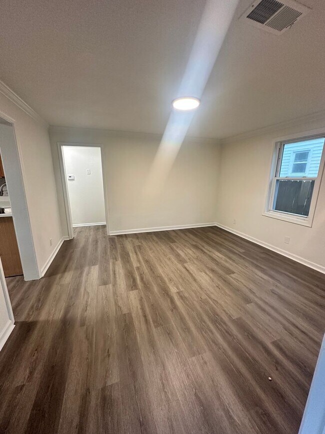 Building Photo - Newly renovated house for lease!