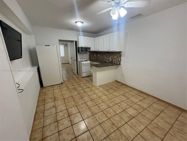 Building Photo - 3289 SW 25th St