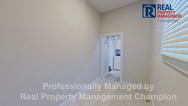 Building Photo - Updated 3 BD/2BA Home w/Spacious Rooms and...