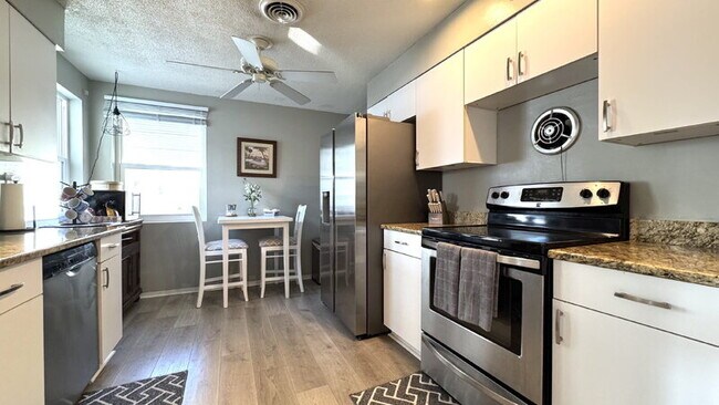 Building Photo - 1121 Clearwater Rd