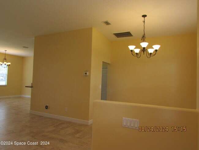 Building Photo - 1882 Woodfield Cir