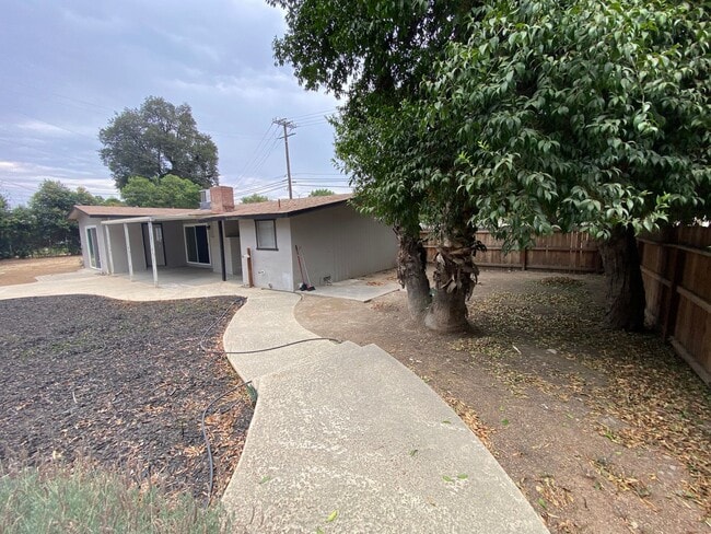 Building Photo - NE Visalia home coming soon!