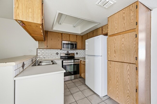 Building Photo - 559 S Lesueur