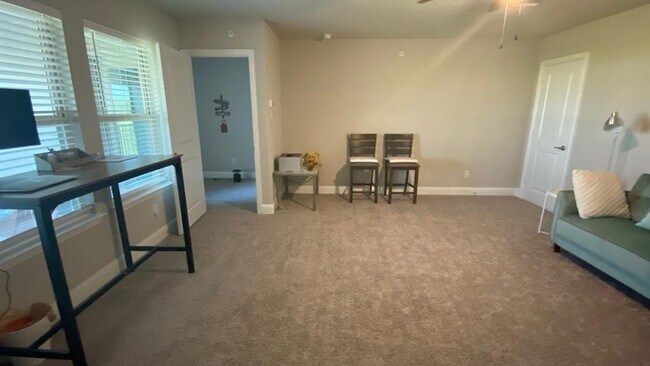 Building Photo - 2008 Naples Dr