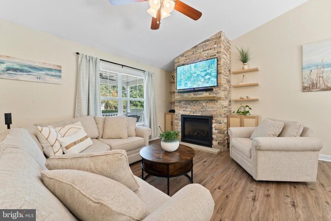 Building Photo - 305 Cedar Ln