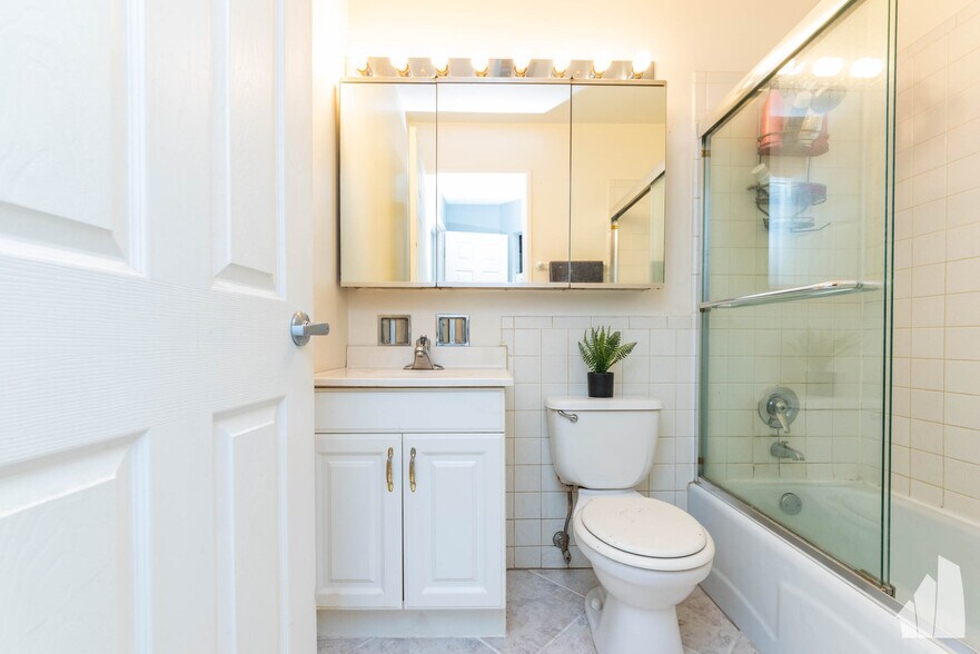 Building Photo - 3825 N Pine Grove Ave