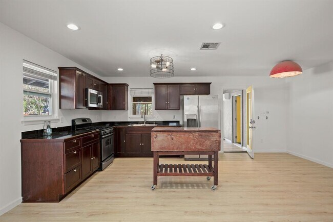 Building Photo - 3203 S Oak Dr