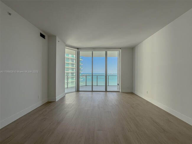 Building Photo - 1300 Brickell Bay Dr