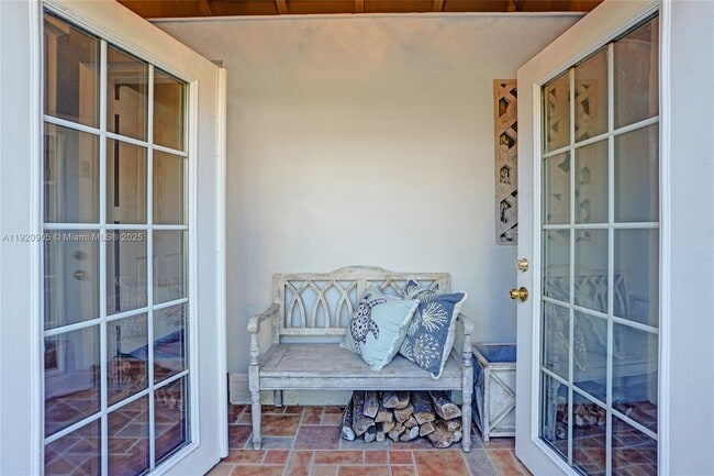 Building Photo - 940 Hollywood Blvd