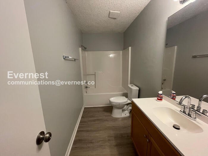 Building Photo - 504 E McLelland Ave