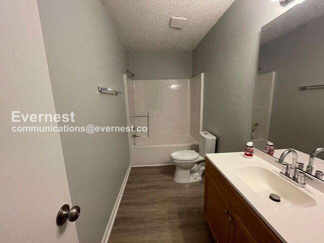 Building Photo - 3 Bed, 2 Bath Home with Off-Street Parking / Pet-Friendly / Vouchers Accepted / Available Now!