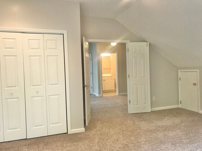 Building Photo - 3203 St James Dr SE