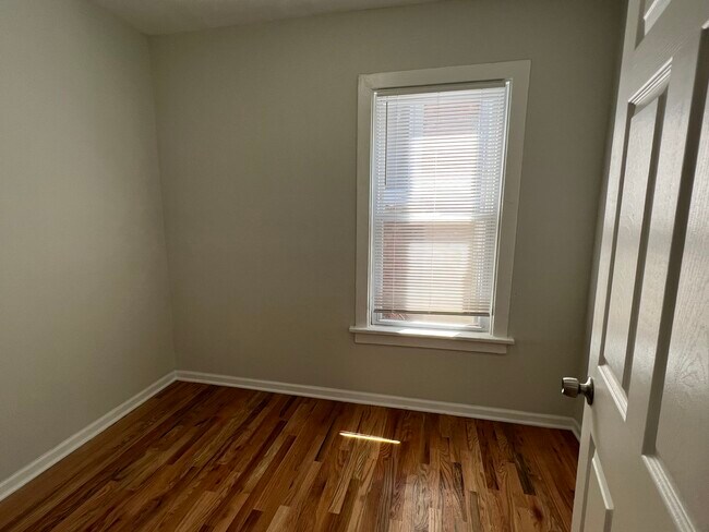 Building Photo - 1151 W 19th St