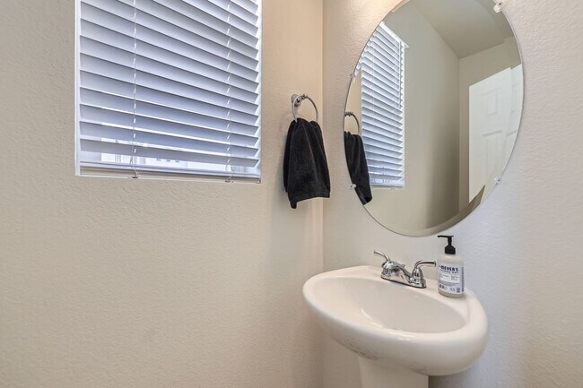 Building Photo - 10196 Worchester St