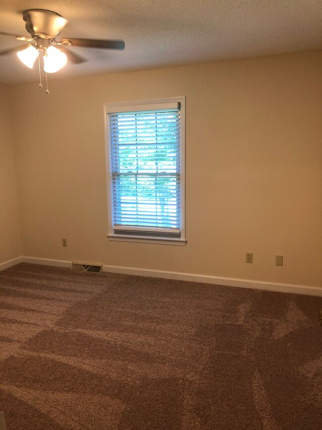 Building Photo - Fully Renovated 3BR w/ Appliances, Firepla...