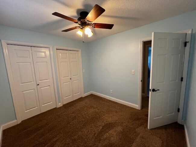 Building Photo - Beautiful 4 bedroom 2.5 bath home with lawncare, internet and security system included in rent