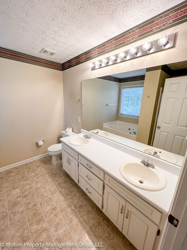 Building Photo - 861 Windward Rd