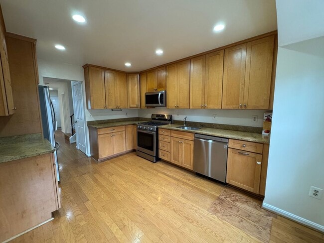 Building Photo - Well-Maintained 3 Bed 3.5 Bath Townhome Wi...
