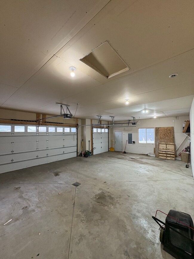 Building Photo - 4 Bedroom Home