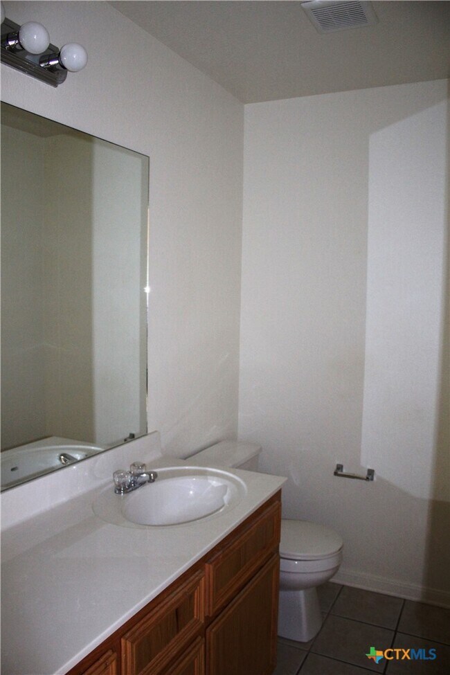 Building Photo - 1402 Chips Dr