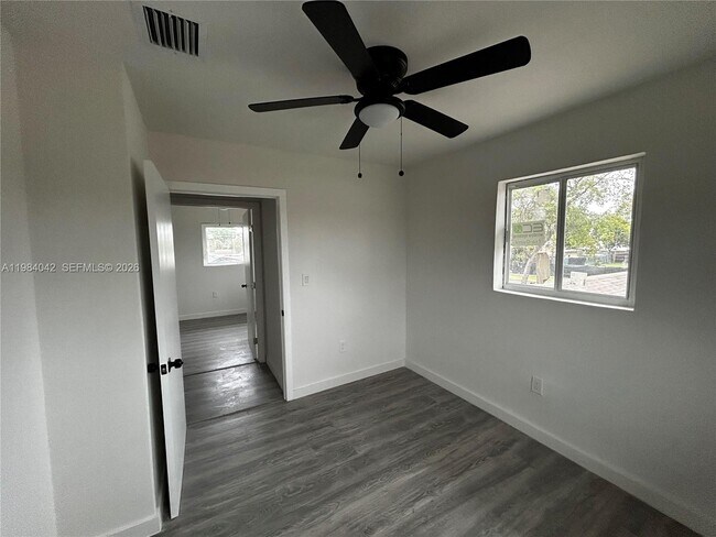 Building Photo - 4429 SW 21st St