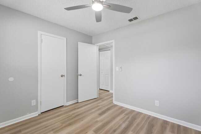Building Photo - 6766 Londonbridge Ln