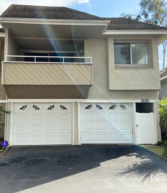 Building Photo - 2 Bed, 1 Bath Townhouse with attached 2 car garage ready to move in soon!!