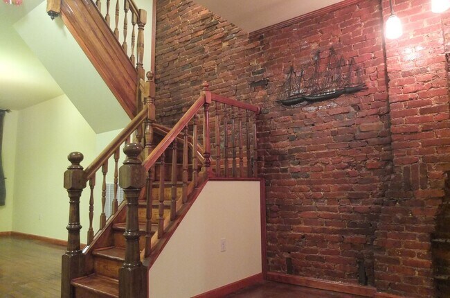 Building Photo - Beautiful Renovated Four bedroom Townhome