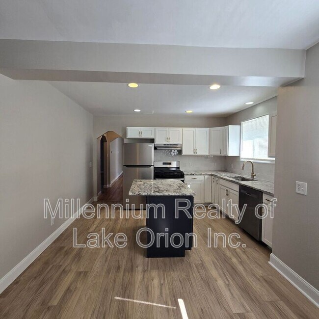 Building Photo - 614 E Tennyson Ave
