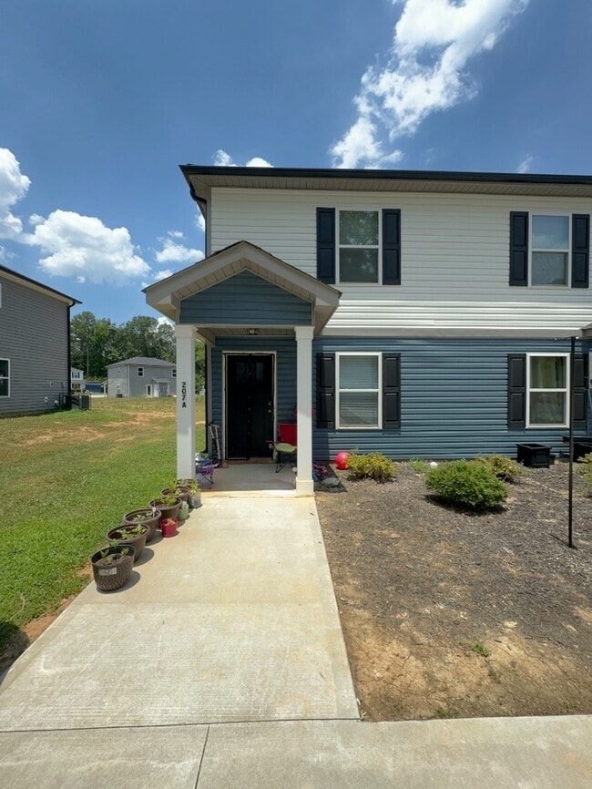 Building Photo - 2 Bedroom 1.5 Bathroom