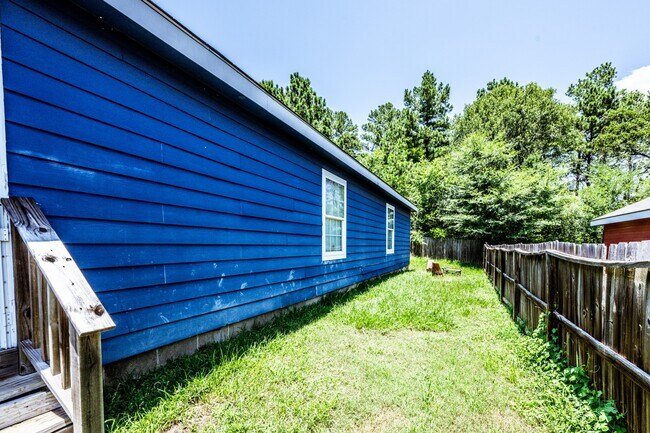 Building Photo - 134 Varsity Dr