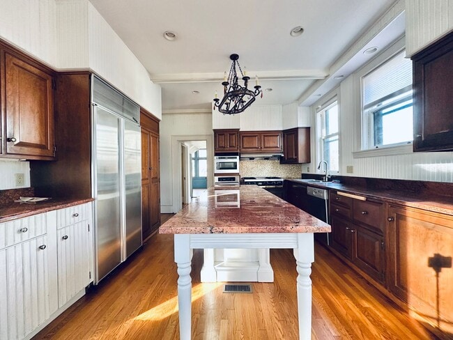 Building Photo - 671 Prospect St