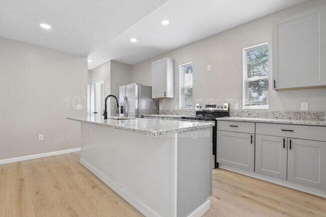 Building Photo - 1209 E Whittier St