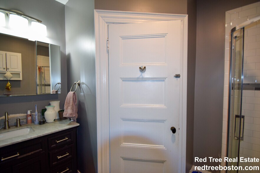 Building Photo - 85 Surrey St