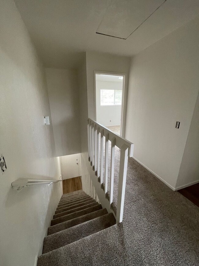 Building Photo - Charming Townhouse (2 Bed / 1.5 Bath)