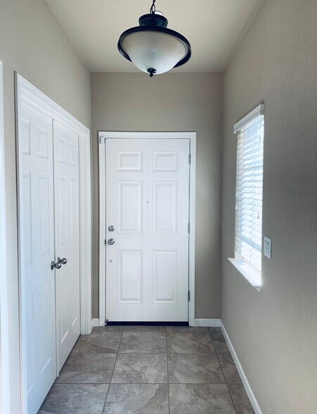Building Photo - 5620 Bloom Dr