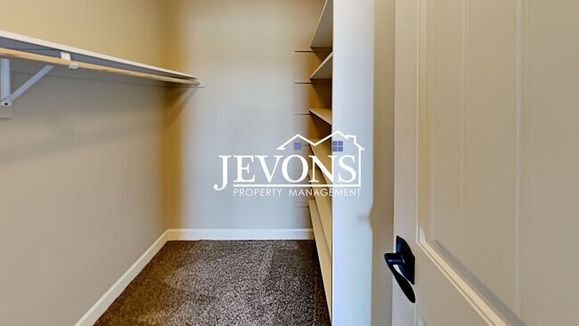 Building Photo - Spacious duplex with master bedroom, backy...