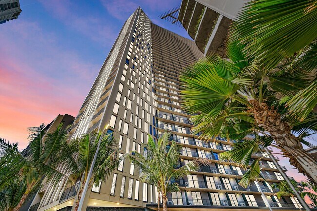 Building Photo - 987 Queen St