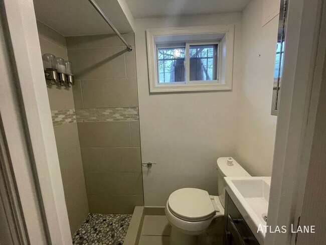 Building Photo - Professionally Managed  & Recently Renovat...