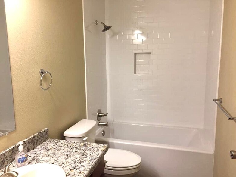 Building Photo - 8341 Oakdale Dr