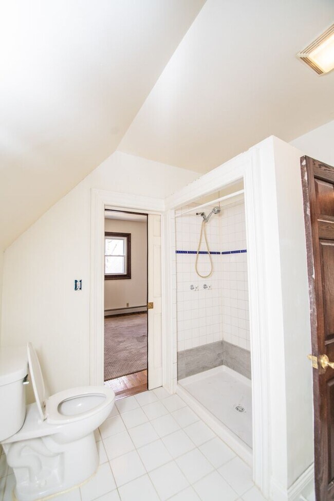 Building Photo - 3 bed 1.5 bath Downtown Valparaiso Home