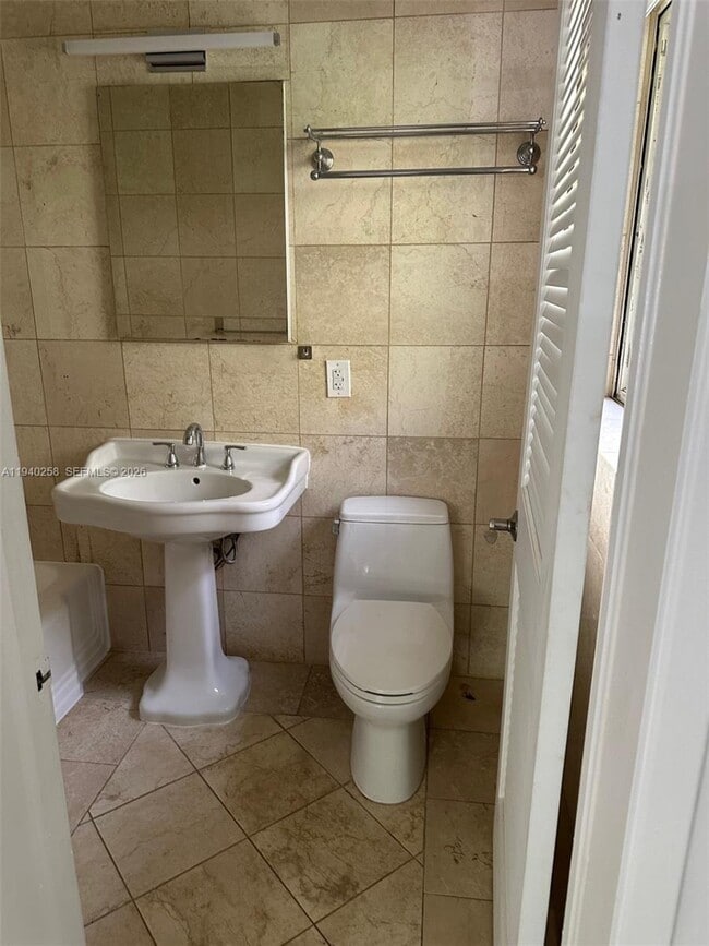 Building Photo - 60 Park Dr